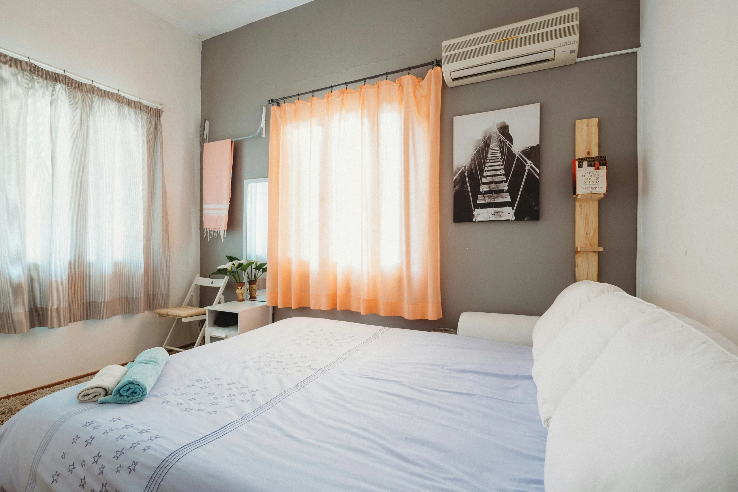 A bedroom of an Airbnb that has just been freshly cleaned. The bed is made and everything is tidy. Visitors of this rental wonder how much do you tip Airbnb cleaners because it looks so nice.